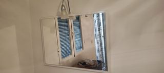 Espejo de baño plateado y blanco