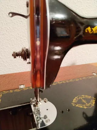 Máquina de coser Alfa antigua