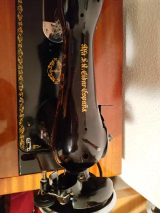 Máquina de coser Alfa antigua