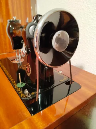 Máquina de coser Alfa antigua