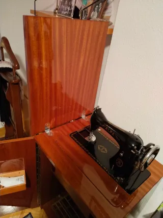 Máquina de coser Alfa antigua