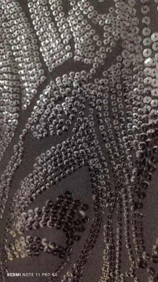 Vestido de fiesta con tachuela negra