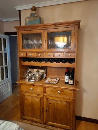 Alacena de pino macizo con vitrina