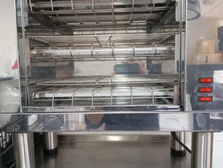 Tostador grande para cafetería con sus patas.