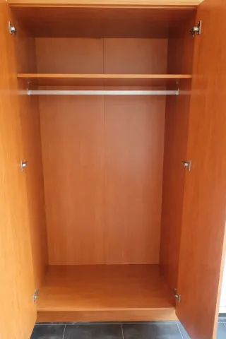 Armario de madera y muebles dormitorio