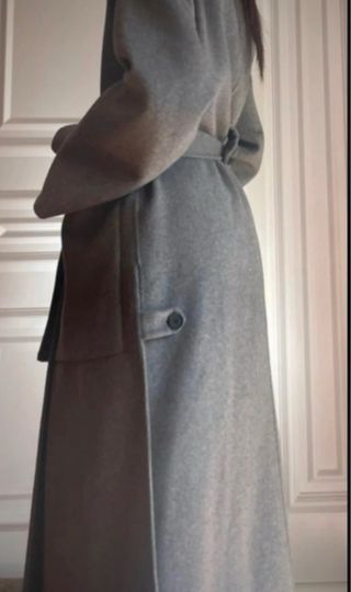 Abrigo Zara gris largo con cinturón