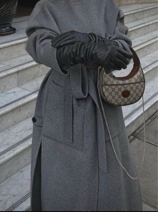 Abrigo Zara gris largo con cinturón