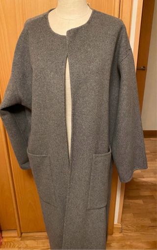 Abrigo Zara gris largo con cinturón