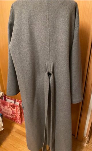 Abrigo Zara gris largo con cinturón