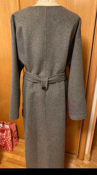 Abrigo Zara gris largo con cinturón