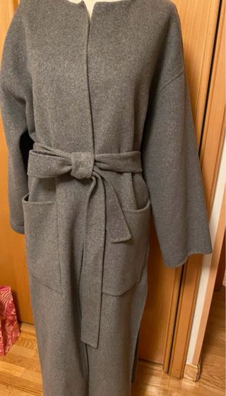 Abrigo Zara gris largo con cinturón