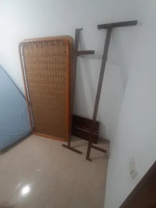 Cama metálica y de madera