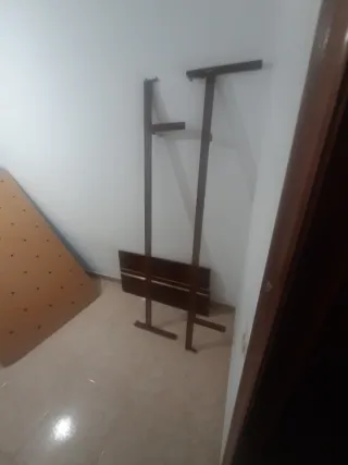 Cama metálica y de madera