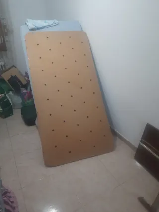 Cama metálica y de madera