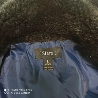 Chaquetón acolchado azul con cuello de pelo