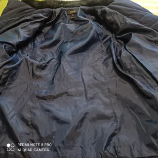 Chaquetón acolchado azul con cuello de pelo