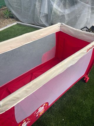 Cuna de viaje roja con puerta y colchón