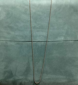 Cadena larga bolitas plateadas 60 cm