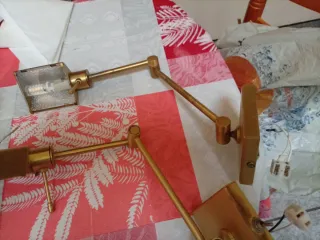 Apliques de pared plateados y blancos