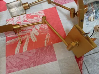 Apliques de pared plateados y blancos