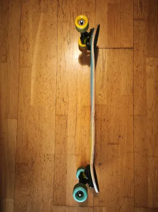 Skate Decathlon con diseño de monstruo