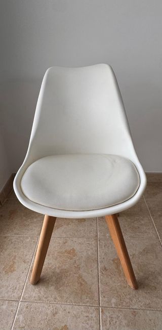 Mesa comedor y 4 sillas y mesa de centro