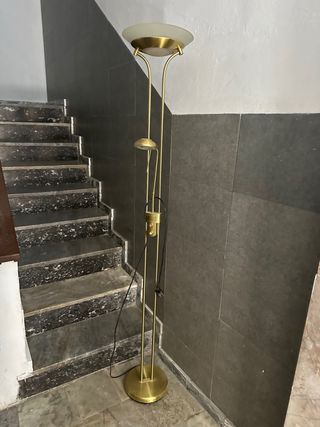 Lámpara de pie dorada con cristal