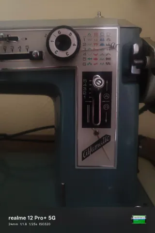 Máquina de coser antigua con mueble