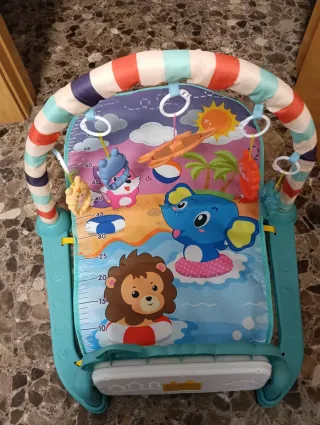 Gimnasio piano bebé con arco y juguetes