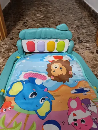 Gimnasio piano bebé con arco y juguetes