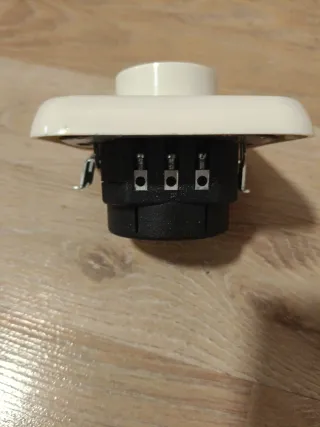 Interruptor de luz blanco con potenciometro