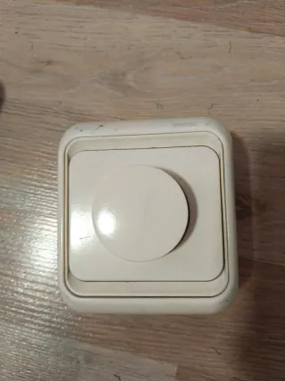 Interruptor de luz blanco con potenciometro