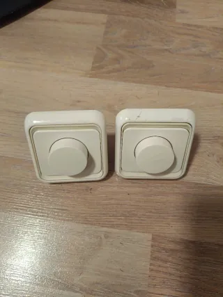 Interruptor de luz blanco con potenciometro