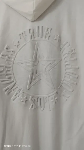 Chaquetas negra y blanca con estampado de estrella