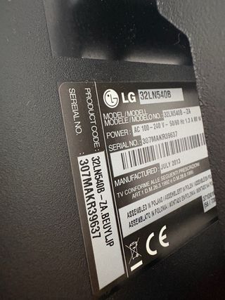 TV LG 32 con soporte y estantería