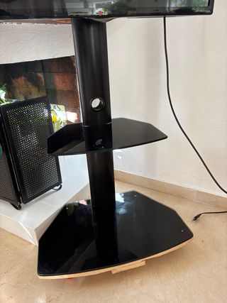 TV LG 32 con soporte y estantería
