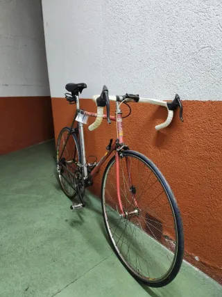 Bicicleta Orbea Carretera 90s. Cambiar ruedas.
