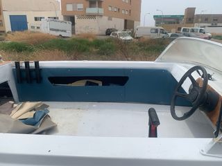 Barco blanco con remolque se vende o se cambia