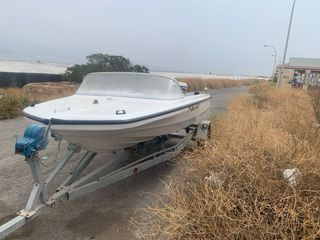 Barco blanco con remolque se vende o se cambia