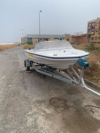Barco blanco con remolque se vende o se cambia
