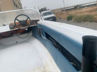 Barco blanco con remolque se vende o se cambia