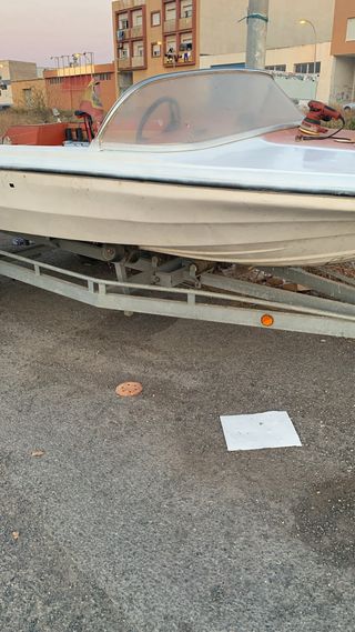 Barco blanco con remolque se vende o se cambia