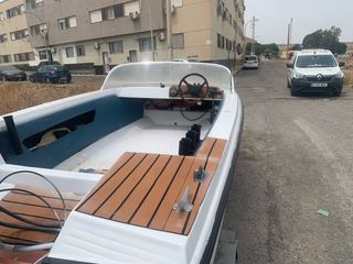 Barco blanco con remolque se vende o se cambia
