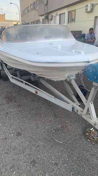 Barco blanco con remolque se vende o se cambia