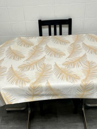 Mesa de cocina ovalada beige y negra