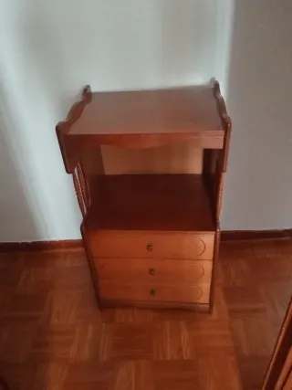 Mesita de noche de madera