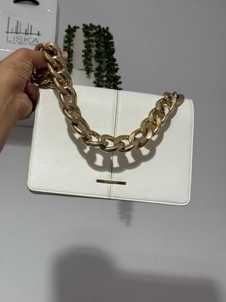 Bolso Bershka blanco con cadena dorada