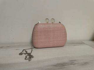Bolso rosa con cierre de perlas