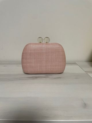 Bolso rosa con cierre de perlas