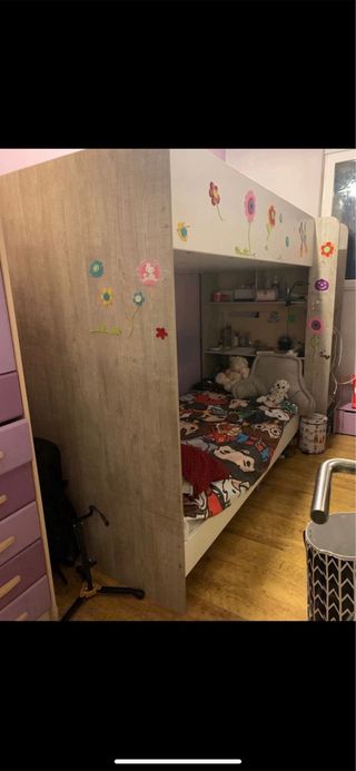 Litera alta con escalera estantes y mesa